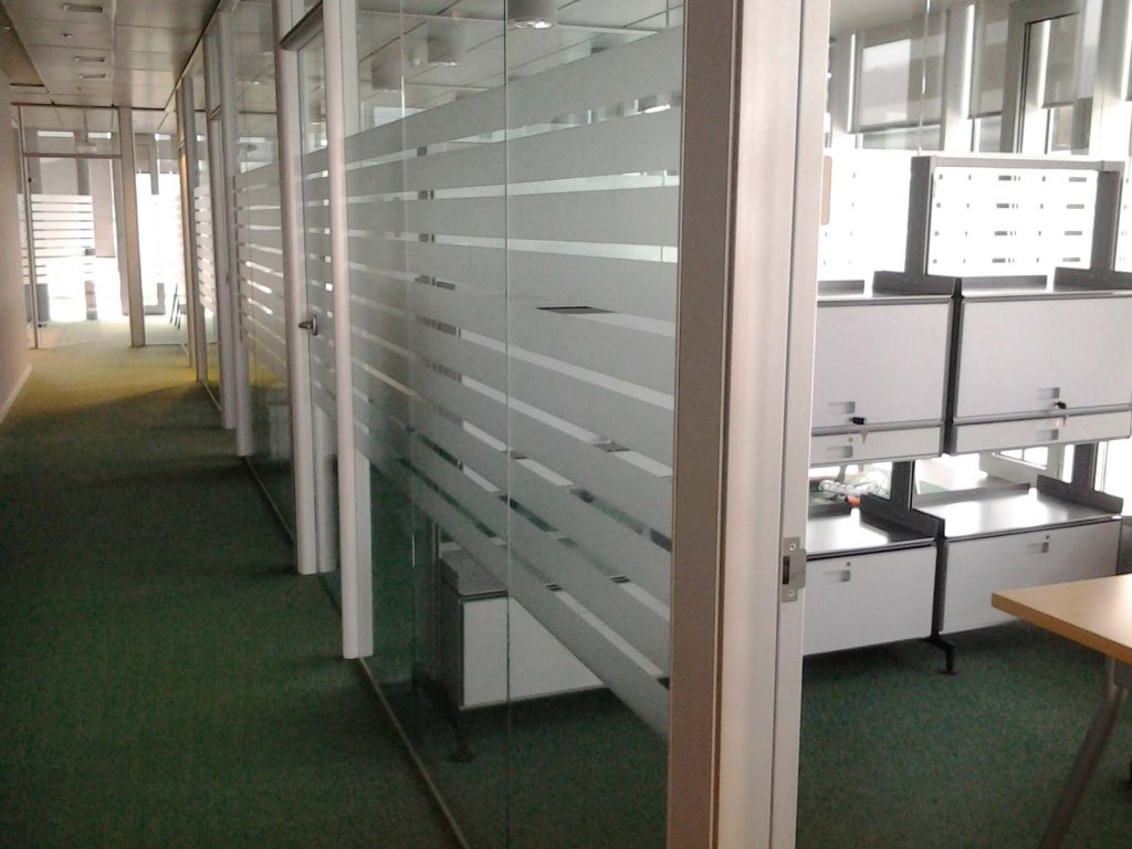 mampara para oficinas de aluminio y cristal
